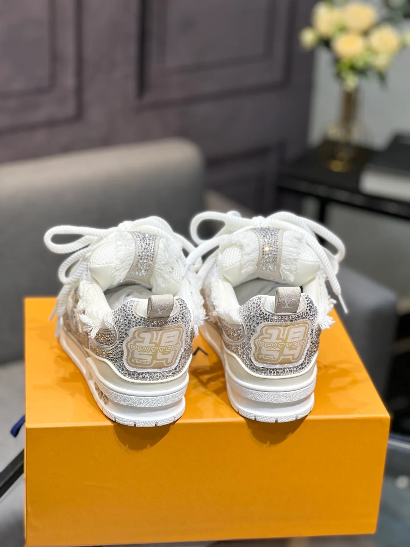Men's men's shoes💰840 LV top version Jigglypuff new model Purchasing quality LV~Louis Vuitton LV TRAINER's best-looking sneakers, Donkey Brand strongly recommends new products, official website limited edition retro basketball sneakers! Both high-top and low-top models spent money to purchase 1:1 accurate reproductions of the originals. The details are invincible and full of sincerity. The imported custom-made original cowhide leather is the same as the original package. The details are 100% restored. The private model customizes the original one-piece TPU outsole. It is different from other brands. Without the original version, this effect cannot be achieved!                Men's and women's models 35-40 39-45 (46 is custom-made and cannot be returned or exchanged)